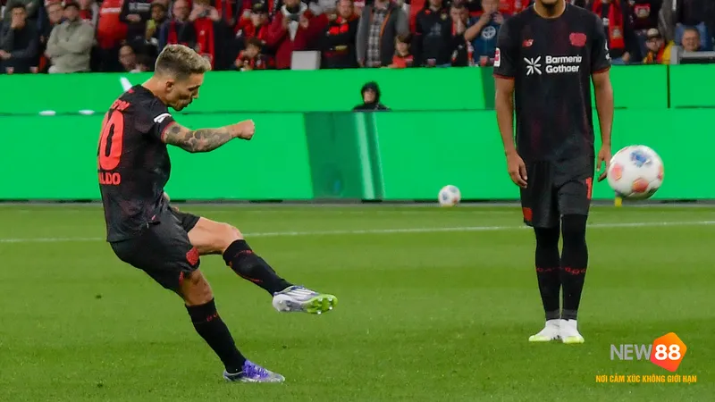 Cầu thủ của Bayer Leverkusen vượt qua phòng ngự của PSV trong trận đấu