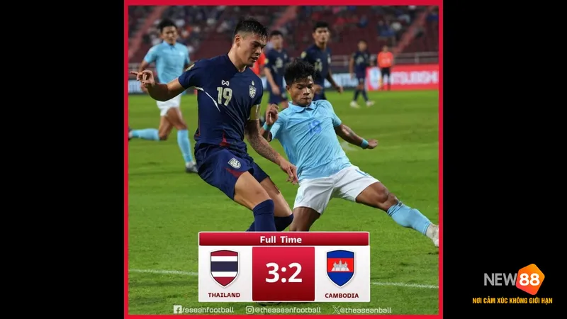 Cầu thủ Belarus U17 chiến đấu quyết liệt để cướp bóng khỏi cầu thủ Na Uy U17